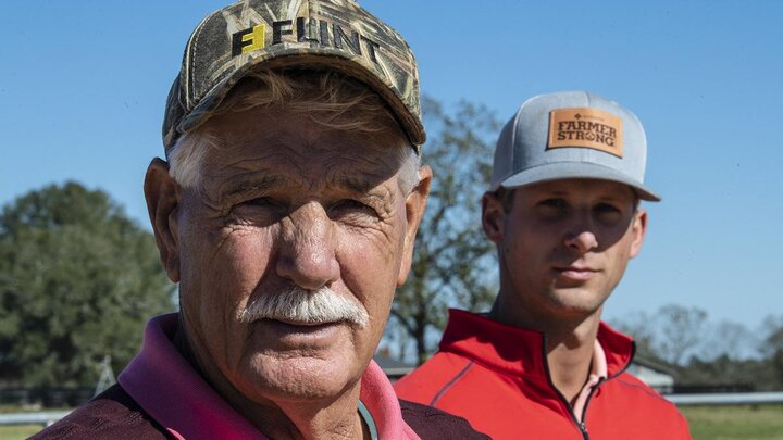 Two farmers posing.