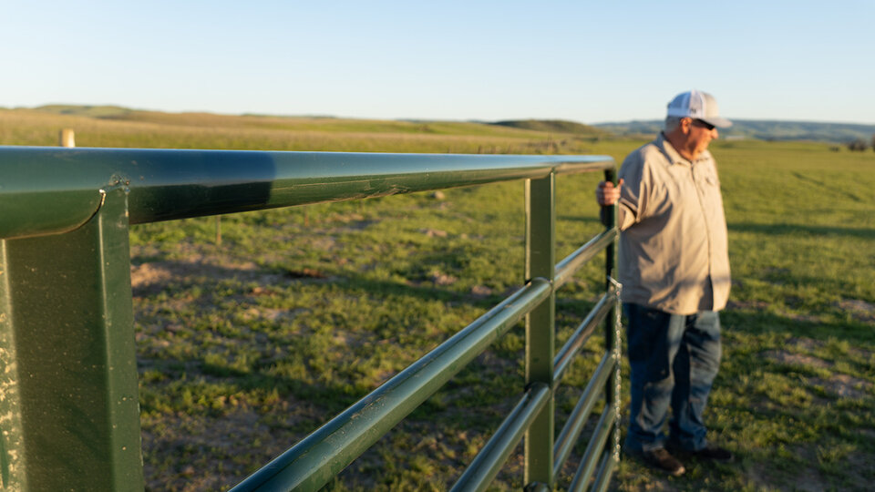 Photo a a farmer closing a gate.